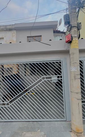 Casa à venda com 145m², 2 quartos e 2 vagas Casa à venda com 145m², 2 quartos e 2 vagasPlaca instalada na fachada do imóvel