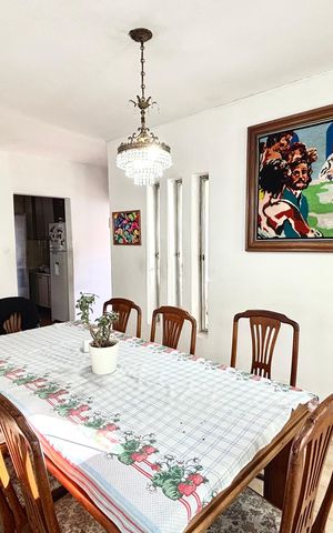 Casa à venda com 347m², 3 quartos e 3 vagas Casa à venda com 347m², 3 quartos e 3 vagasCopa