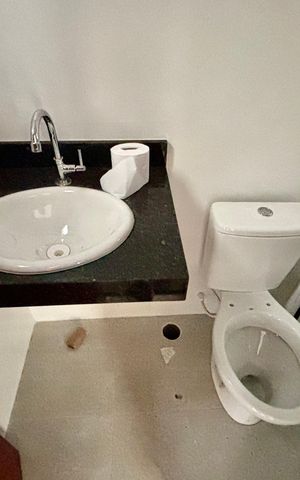 Casa à venda com 85m², 2 quartos e 1 vaga Casa à venda com 85m², 2 quartos e 1 vagaBanheiro