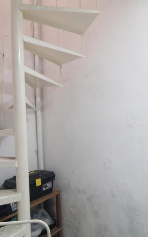 Casa de condomínio para alugar com 78m², 2 quartos e 2 vagasEscada para garagem