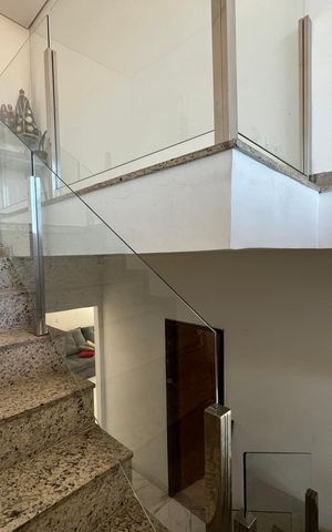 Casa à venda com 360m², 4 quartos e 4 vagasEscada