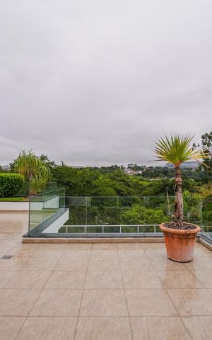 Casa de condomínio à venda com 616m², 5 quartos e 4 vagas Casa de condomínio à venda com 616m², 5 quartos e 4 vagasÁrea Externa