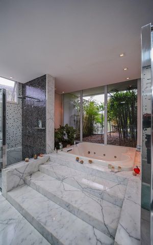 Casa de condomínio à venda com 616m², 5 quartos e 4 vagas Casa de condomínio à venda com 616m², 5 quartos e 4 vagasBanheiro