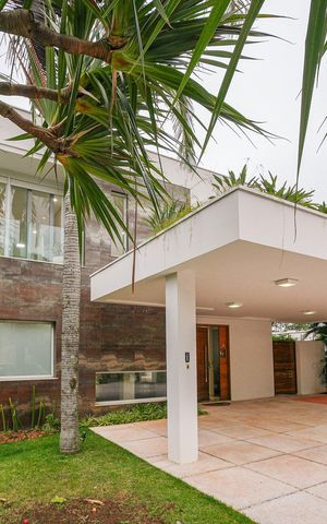 Casa de condomínio à venda com 616m², 5 quartos e 4 vagas Casa de condomínio à venda com 616m², 5 quartos e 4 vagasÁrea Externa