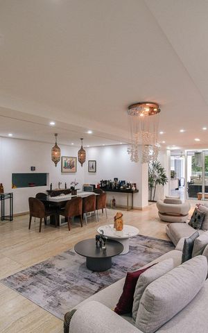 Casa de condomínio à venda com 616m², 5 quartos e 4 vagas Casa de condomínio à venda com 616m², 5 quartos e 4 vagasSala