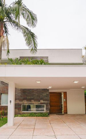 Casa de condomínio à venda com 616m², 5 quartos e 4 vagas Casa de condomínio à venda com 616m², 5 quartos e 4 vagasÁrea Externa