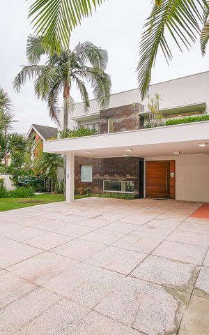 Casa de condomínio à venda com 616m², 5 quartos e 4 vagas Casa de condomínio à venda com 616m², 5 quartos e 4 vagasÁrea Externa