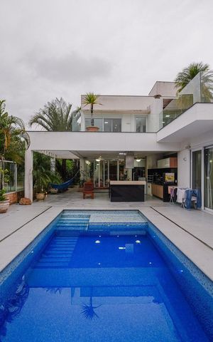 Casa de condomínio à venda com 616m², 5 quartos e 4 vagas Casa de condomínio à venda com 616m², 5 quartos e 4 vagasPiscina