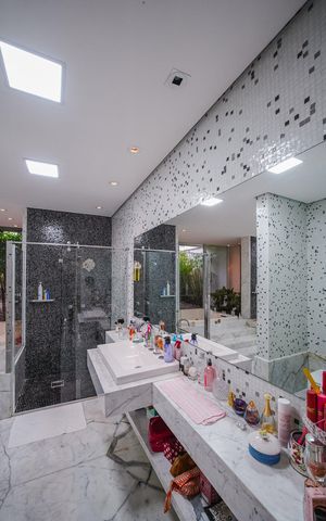 Casa de condomínio à venda com 616m², 5 quartos e 4 vagas Casa de condomínio à venda com 616m², 5 quartos e 4 vagasBanheiro