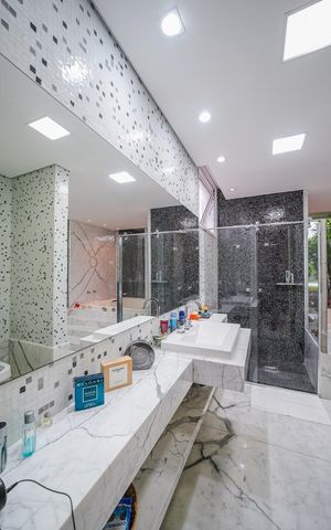 Casa de condomínio à venda com 616m², 5 quartos e 4 vagas Casa de condomínio à venda com 616m², 5 quartos e 4 vagasBanheiro