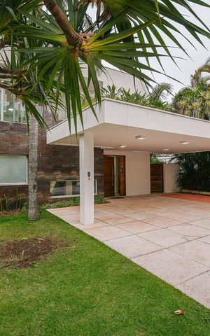 Casa de condomínio à venda com 616m², 5 quartos e 4 vagas Casa de condomínio à venda com 616m², 5 quartos e 4 vagasÁrea Externa