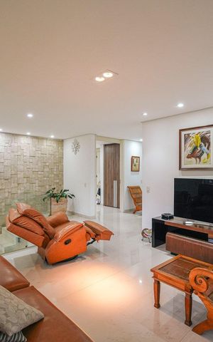 Casa de condomínio à venda com 616m², 5 quartos e 4 vagas Casa de condomínio à venda com 616m², 5 quartos e 4 vagasSala