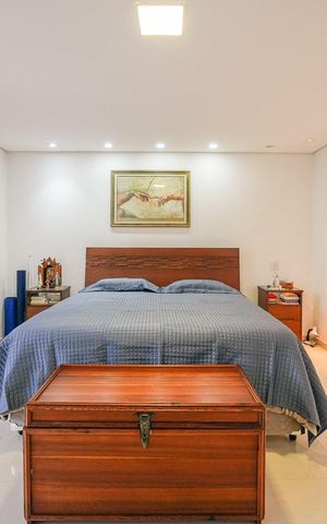 Casa de condomínio à venda com 616m², 5 quartos e 4 vagas Casa de condomínio à venda com 616m², 5 quartos e 4 vagasQuarto