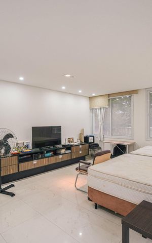 Casa de condomínio à venda com 616m², 5 quartos e 4 vagas Casa de condomínio à venda com 616m², 5 quartos e 4 vagasQuarto