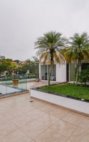 Casa de condomínio à venda com 616m², 5 quartos e 4 vagas Casa de condomínio à venda com 616m², 5 quartos e 4 vagasÁrea Externa