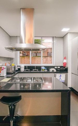 Casa de condomínio à venda com 616m², 5 quartos e 4 vagas Casa de condomínio à venda com 616m², 5 quartos e 4 vagasCozinha