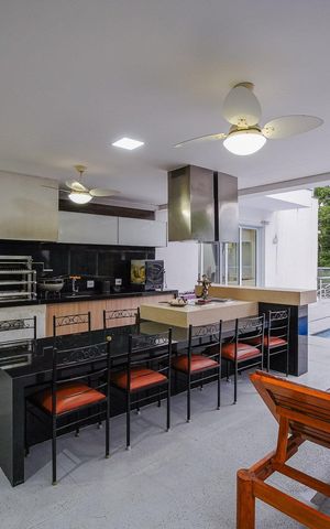Casa de condomínio à venda com 616m², 5 quartos e 4 vagas Casa de condomínio à venda com 616m², 5 quartos e 4 vagasÁrea Gourmet