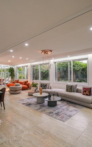 Casa de condomínio à venda com 616m², 5 quartos e 4 vagas Casa de condomínio à venda com 616m², 5 quartos e 4 vagasSala