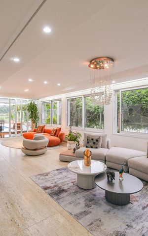Casa de condomínio à venda com 616m², 5 quartos e 4 vagas Casa de condomínio à venda com 616m², 5 quartos e 4 vagasSala