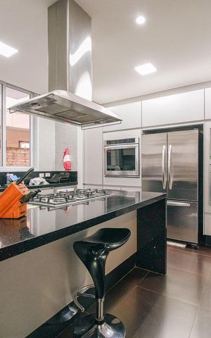 Casa de condomínio à venda com 616m², 5 quartos e 4 vagas Casa de condomínio à venda com 616m², 5 quartos e 4 vagasCozinha