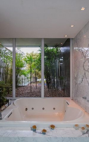 Casa de condomínio à venda com 616m², 5 quartos e 4 vagas Casa de condomínio à venda com 616m², 5 quartos e 4 vagasBanheiro