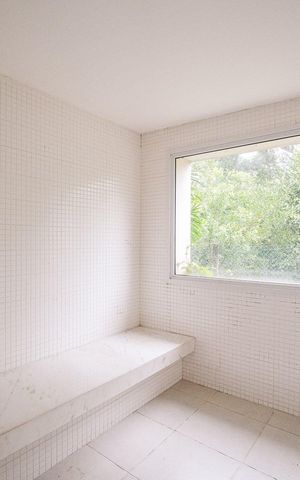 Casa de condomínio à venda com 616m², 5 quartos e 4 vagas Casa de condomínio à venda com 616m², 5 quartos e 4 vagasBanheiro