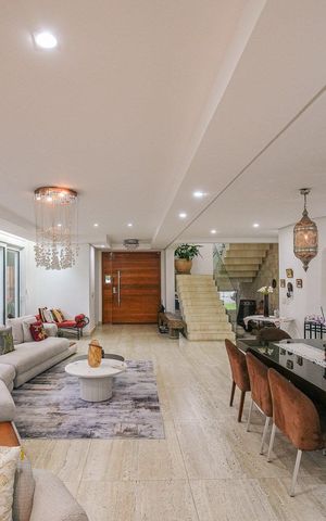 Casa de condomínio à venda com 616m², 5 quartos e 4 vagas Casa de condomínio à venda com 616m², 5 quartos e 4 vagasSala