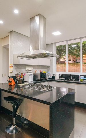 Casa de condomínio à venda com 616m², 5 quartos e 4 vagas Casa de condomínio à venda com 616m², 5 quartos e 4 vagasCozinha