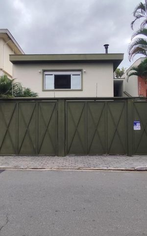 Casa à venda com 296m², 3 quartos e 5 vagas Casa à venda com 296m², 3 quartos e 5 vagasFachada