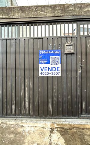 Casa à venda com 125m², 2 quartos e 2 vagas Casa à venda com 125m², 2 quartos e 2 vagasPlaca instalada na fachada do imóvel