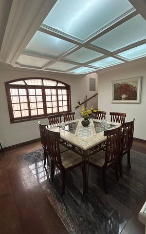 Casa para alugar com 248m², 4 quartos e 2 vagasBanheiro