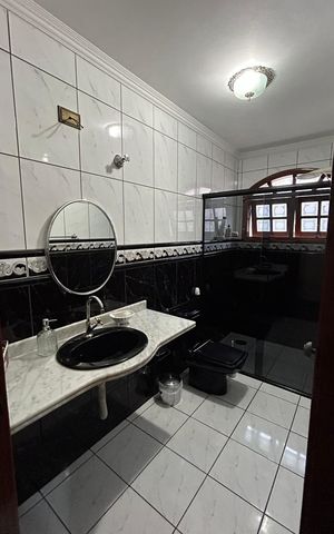 Casa para alugar com 248m², 4 quartos e 2 vagasBanheiro