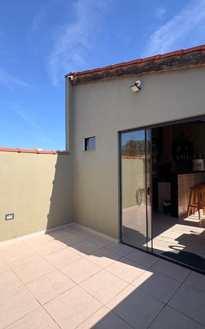Casa à venda com 150m², 2 quartos e 2 vagas Casa à venda com 150m², 2 quartos e 2 vagasVaranda