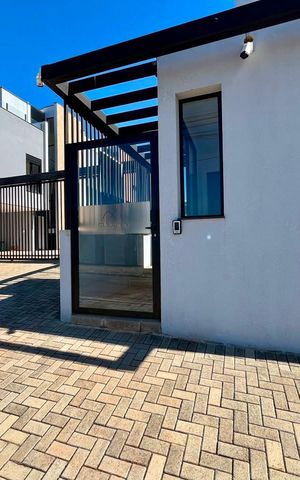 Casa de condomínio à venda com 168m², 3 quartos e 2 vagas Casa de condomínio à venda com 168m², 3 quartos e 2 vagasFachada e portaria
