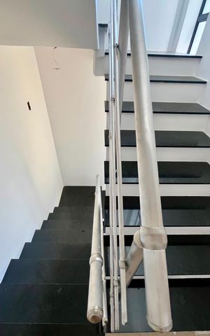 Casa de condomínio à venda com 168m², 3 quartos e 2 vagas Casa de condomínio à venda com 168m², 3 quartos e 2 vagasEscada
