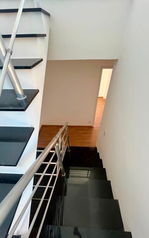 Casa de condomínio para alugar com 168m², 3 quartos e 2 vagas Casa de condomínio para alugar com 168m², 3 quartos e 2 vagasEscada