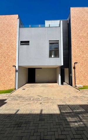 Casa de condomínio para alugar com 168m², 3 quartos e 2 vagas Casa de condomínio para alugar com 168m², 3 quartos e 2 vagasFachada