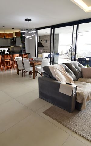 Casa à venda com 300m², 4 quartos e 4 vagasSala