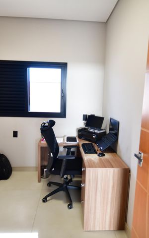 Casa à venda com 300m², 4 quartos e 4 vagasEscritório
