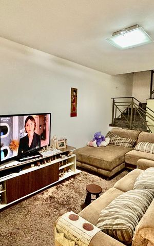 Casa à venda com 100m², 2 quartos e 2 vagas Casa à venda com 100m², 2 quartos e 2 vagasSala