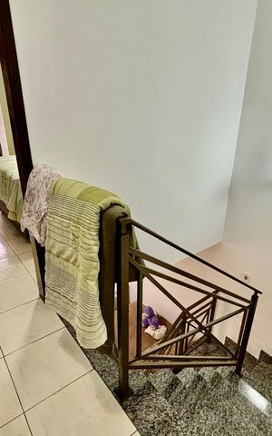 Casa à venda com 100m², 2 quartos e 2 vagas Casa à venda com 100m², 2 quartos e 2 vagasEscada