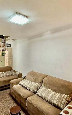 Casa à venda com 100m², 2 quartos e 2 vagas Casa à venda com 100m², 2 quartos e 2 vagasSala