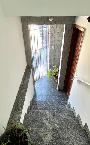 Casa à venda com 154m², 3 quartos e 2 vagas Casa à venda com 154m², 3 quartos e 2 vagasEscada da entrada