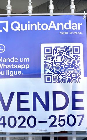Casa à venda com 154m², 3 quartos e 2 vagas Casa à venda com 154m², 3 quartos e 2 vagasPlaquinha