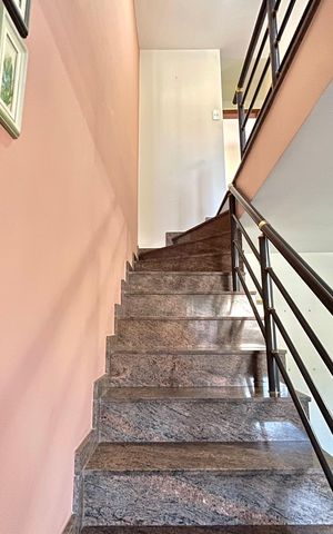 Casa à venda com 154m², 3 quartos e 2 vagas Casa à venda com 154m², 3 quartos e 2 vagasEscada