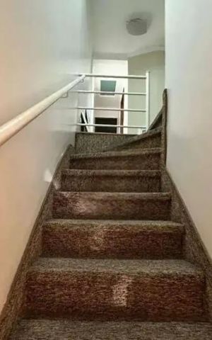 Casa à venda com 119m², 3 quartos e 2 vagas Casa à venda com 119m², 3 quartos e 2 vagasEscada
