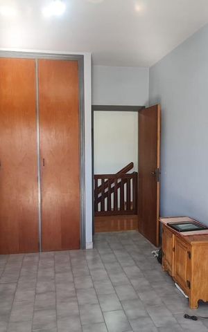 Casa à venda com 261m², 5 quartos e 3 vagas Casa à venda com 261m², 5 quartos e 3 vagasQuarto