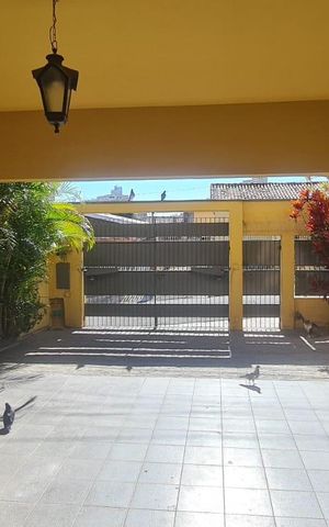 Casa à venda com 261m², 5 quartos e 3 vagas Casa à venda com 261m², 5 quartos e 3 vagasÁrea externa