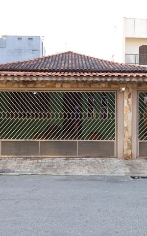 Casa à venda com 225m², 3 quartos e 4 vagasFachada do imóvel - Placa GRANDE instalada no portão do imóvel, dia 22.07.2026 - Código da placa: TZWM-1056