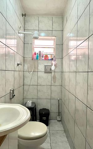 Casa para alugar com 250m², 5 quartos e 2 vagas Casa para alugar com 250m², 5 quartos e 2 vagasBanheiro 1 Casa 2